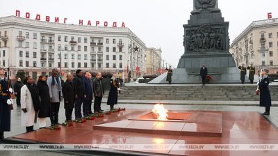 Kenianische Delegation legt Blumen am Siegesdenkmal in Minsk nieder