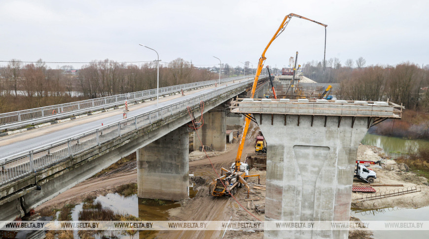 Brückebau über den Fluss Sosch