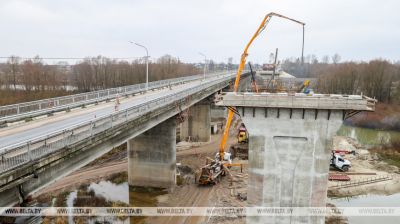 Brückebau über den Fluss Sosch