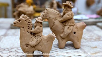Töpfer aus Witebsk stellen Symbole des Jahres 2026 her. Auf dem Foto: Tonpfeifen