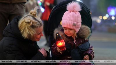 Symbol für Frieden, Liebe und religiöse Einheit. Feuer von Bethlehem in Grodno
  
 