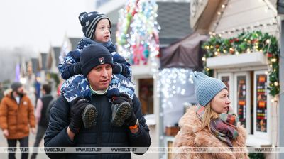 Weihnachtsmarkt am Sportpalast in Minsk 