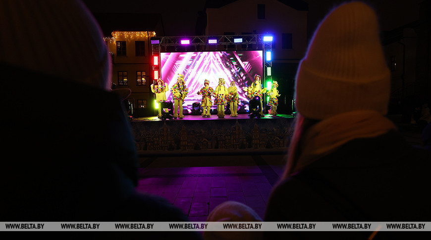 Neujahrsatmosphäre und Märchenhelden in bunten Aufführungen    