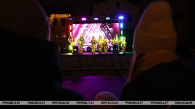 Neujahrsatmosphäre und Märchenhelden in bunten Aufführungen    