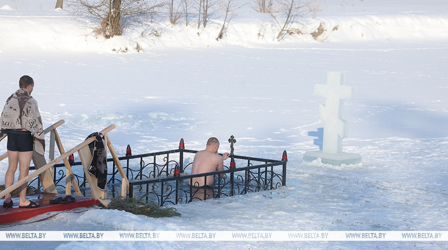 Epiphanie-Tradition: Eintauchen ins eisige Wasser in Grodno 