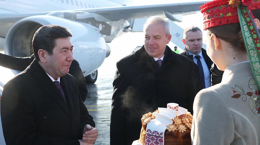 Parlamentsdelegation aus Kasachstan in Belarus eingetroffen
