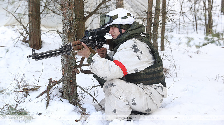 Fallschirmjäger aus Brest während der Überprüfung der Streitkräfte