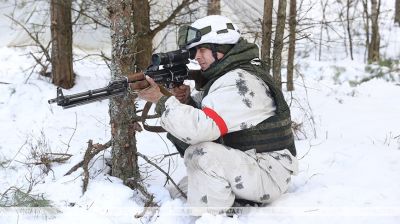 Fallschirmjäger aus Brest während der Überprüfung der Streitkräfte