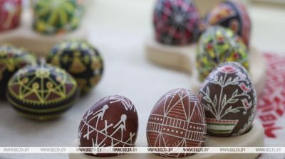 Kunst der Eiermalerei im Jakub-Kolas-Museum vorgestellt  