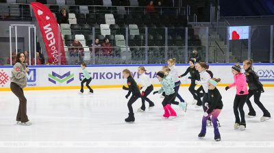 Meisterklasse für Nachwuchs:  Zweifache Olympia-Silbergewinnerin von 2018 im Eiskunstlauf Jewgenija Medwedewa nimmt an einer Wohltätigkeitsaktion teil 