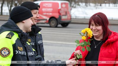 Streifenpolizisten gratulieren Frauen zum Internationalen Frauentag 