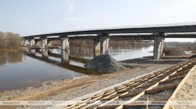 Bau einer neuen Brücke über den Fluss Sosch im Kreis Wetka