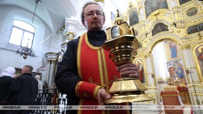 Heiliges Feuer aus der Grabeskirche nach Minsk gebracht  
