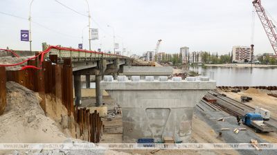 Brückenbau über den Fluss Muchawez in Brest  
