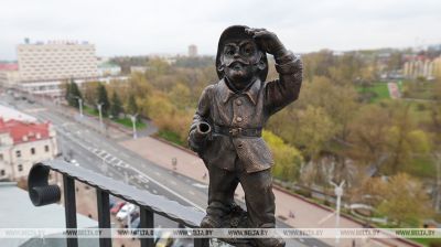 Mini-Skulptur eines Feuerwehrmannes in Witebsk 