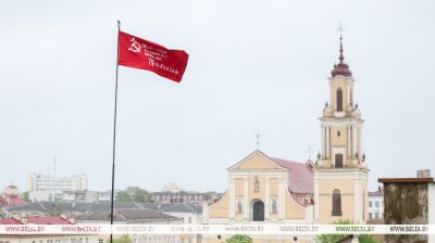 9. Mai. Siegesbanner über dem Schauspielhaus Grodno