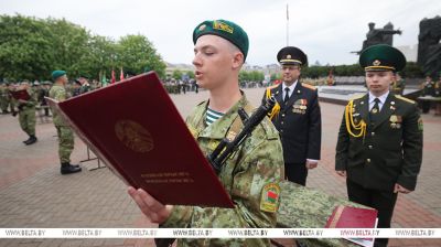 Grenzsoldaten der Grenzgruppe Grodno leisten den Militäreid 