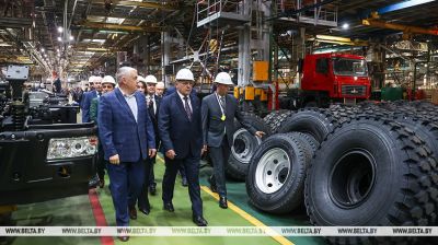 Algerische Parlamentsdelegation besucht belarussischen Fahrzeughersteller MAZ