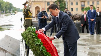 Vizevorsitzender des Präsidiums der Volksrepublik China, Han Zheng, legt einen Kranz am Siegesdenkmal in Minsk nieder 
