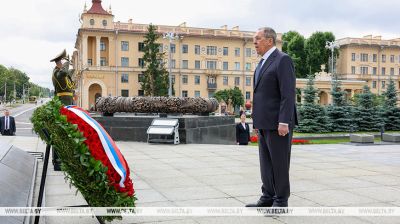 Lawrow legte am Siegesdenkmal in Minsk einen Kranz nieder
  