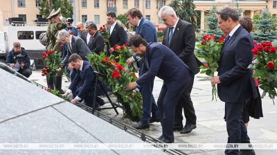 Bildungsminister der SOZ-Länder legten Blumen am Siegesdenkmal in Minsk nieder 