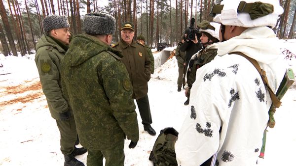 Lukaschenko inspiziert persönlich die Gefechtsbereitschaft der Streitkräfte