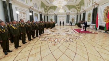 Lukaschenko über den hybriden Krieg gegen Belarus: Bereit, auf jede Aggression hart zu reagieren