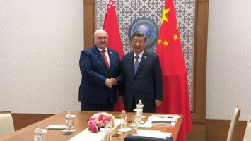 Alexander Lukaschenko trifft sich mit Xi Jinping in Astana 