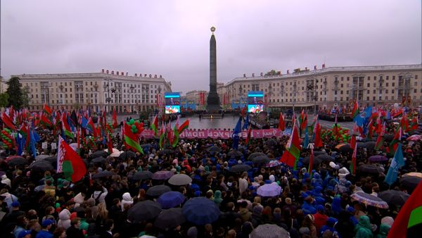 Lukaschenko legte einen Kranz am Siegesdenkmal in Minsk nieder