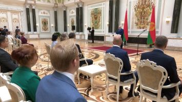 Lukaschenko zeichnet die besten Hochschulabsolventen aus  