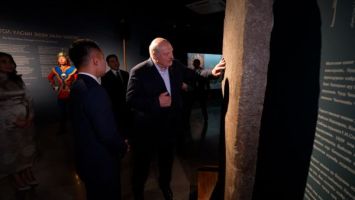 Alexander Lukaschenko besucht Dschingis-Khan-Nationalmuseum in Ulaanbaatar