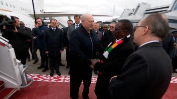 Lukaschenko verabschiedet den Präsidenten von Simbabwe auf dem Flughafen