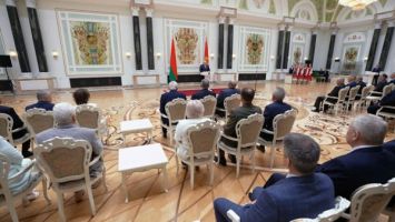 Lukaschenko verleiht Staatsauszeichnungen an verdiente Persönlichkeiten 
