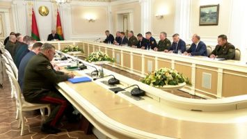 Besprechung beim Staatschef: Staatliches 5-Jahres-Rüstungsprogramm steht im Fokus