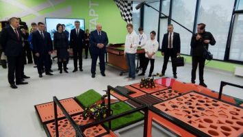 Lukaschenko besuchte Zentrum für technische Kreativität und unterhielt sich mit jungen Erfindern