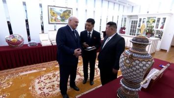 Lukaschenko und Kim Jong Un tauschen Geschenke aus