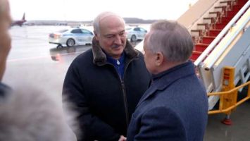 Lukaschenko ist zu einem Arbeitsbesuch zu EAWU- und GUS-Gipfeltreffen in Russland eingetroffen