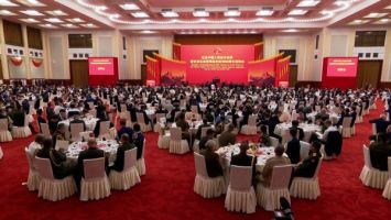 Lukaschenko nahm an einem feierlichen Empfang zu Ehren der Delegationsleiter im Namen des chinesischen Staatspräsidenten Xi Jinping und seiner Ehefrau Peng Liyuan teil