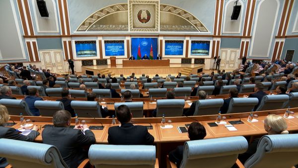 Lukaschenko an Wissenschaftler: Hört auf mit Ambitionen, ohne Wissenschaft geht's nicht!