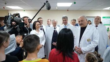 Lukaschenko besucht das Kinderkrankenhaus bei Minsk