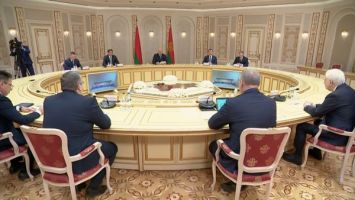 Alexander Lukaschenko trifft Gouverneur des russischen Gebiets Astrachan