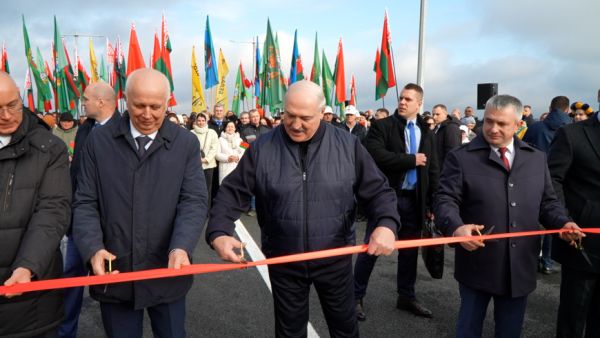 Lukaschenko eröffnet renovierte Brücke über den Pripjat in Mosyr