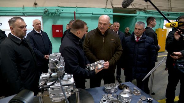 Lukaschenko sieht Potenzial für den Ausbau der Motorenproduktion in Belarus