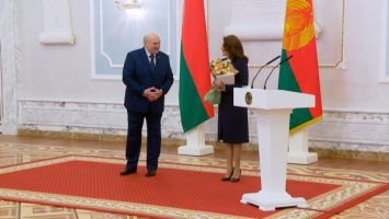 Lukaschenko vereidigt Richterin des Verfassungsgerichts Swetlana Ljubezkaja