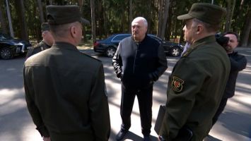 „Mehr als beeindruckend“: Lukaschenko inspiziert Luftstreitkräfte und Luftverteidigungskräfte
