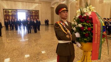 Lukaschenko besucht in Pjöngjang den Kumsusan-Palast der Sonne und ehrt das Gedenken an die koreanischen Führer