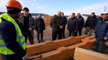 Musterprojekt für Polesje: Lukaschenko inspiziert experimentelles Holzbau-Projekt