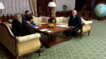 Lukaschenko trifft sich mit Rektor der Peking-Universität Gong Qihuang