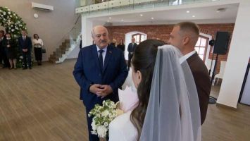 Lukaschenko wurde Gast bei einer Ehezeremonie im erneuerten Parkkomplex Loschizki