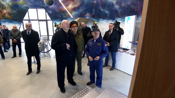 Lukaschenko besucht den Minsker Fliegerklub der DOSAAF